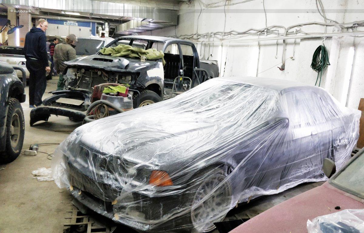 Свежий весенний цвет на старый кабриолет Свежий весенний цвет на старый кабриолет авто и мото