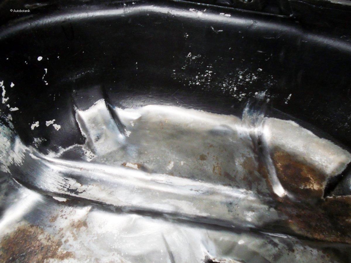 Свежий весенний цвет на старый кабриолет Свежий весенний цвет на старый кабриолет авто и мото