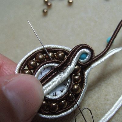 Сутажная вышивка - вид вышивания не только для одежды, но и для создания укпашений. МК в фото и видео