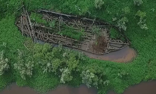 Странная находка на берегу таежной реки. Водой из ила вымыло древний корабль с коваными гвоздями