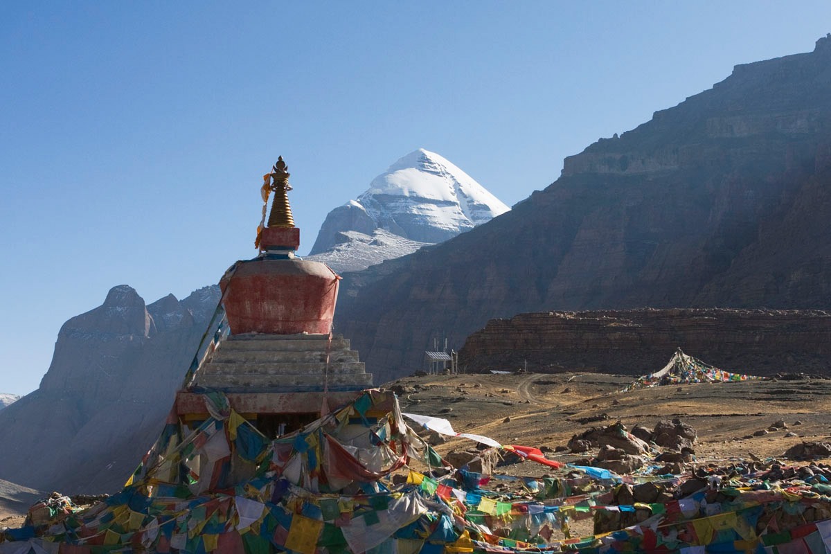 непал гора аннапурна. извилистая тропинка на склоне горы италии. вокруг горе. кайлас гора в тибете. гималаи кайлас.