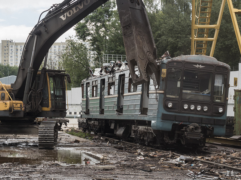 Как умирают вагоны московского метро Как умирают вагоны московского метро вагон, метро, москва, утилизация