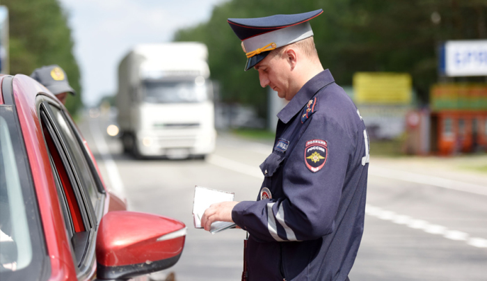 Можно ли избежать штрафа за наезд на стоп-линию просто сдав назад будет,<br /><br />Последует наказание.<br /><br />Если наезд был совершен, то автомобилист будет сразу же оштрафован камерой на 800 рублей в соответствии с 2 частью статьи 12.12 КоАП. При этом стоит понимать, что после наезда на стоп-линию делать что-либо уже бесполезно. Камера фиксирует нарушение незамедлительно и любая последующая ошибка водителя только усугубит ситуацию.<br /><br /><div style=