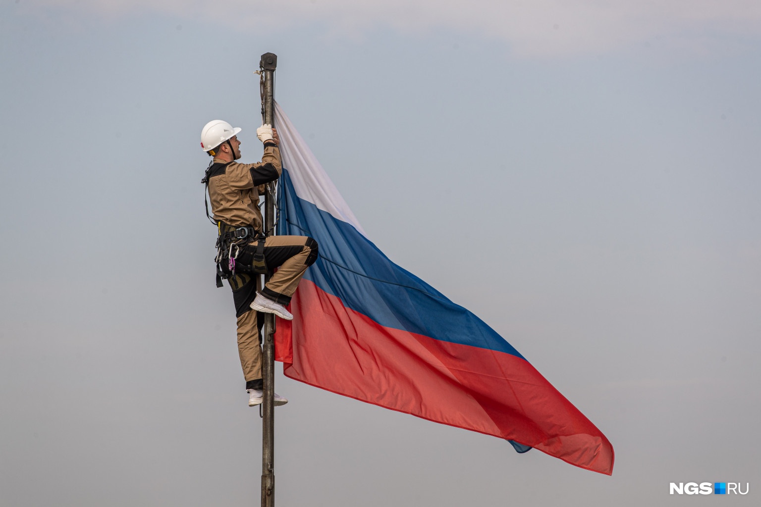 Шест для подъема знамени 8 букв. Поднятие красного флага. Красный флаг над оперным театром в Новосибирске. Поднятие флага на оперный театр Новосибирска.