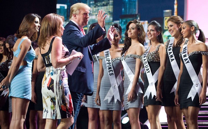 Дональд Трамп с участницами конкурса