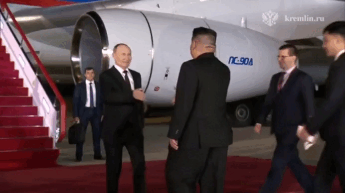 Итак, президент России Владимир Путин начал серию зарубежных визитов. Восточное турне продлится почти неделю. И началось оно на нашей стороне границы – в Якутии.-7