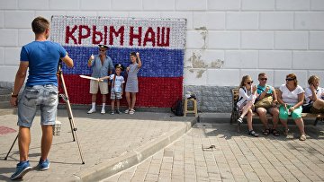 Гости Севастополя фотографируются на набережной города в рамках патриотической акции "Бесплатное фото"