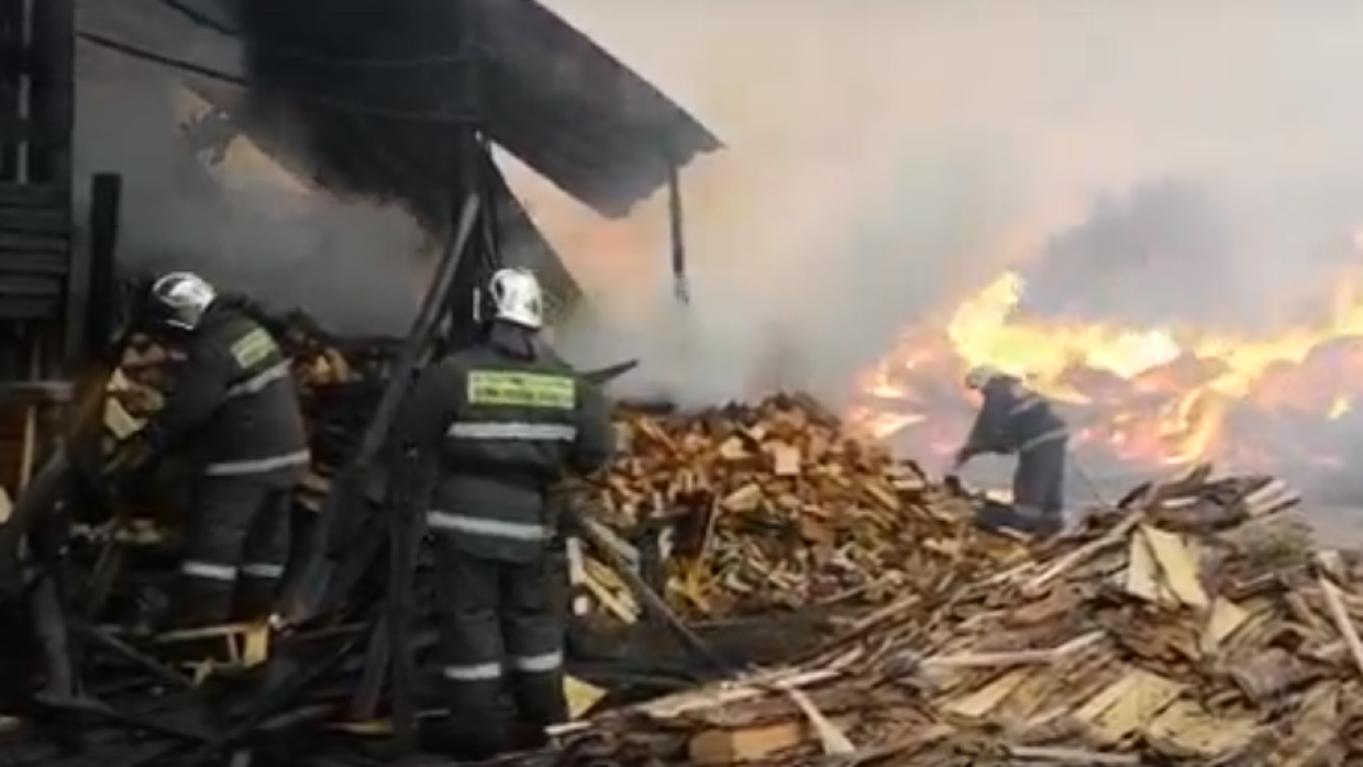 В Сочи пожарные эвакуировали из горящего барака 10 человек