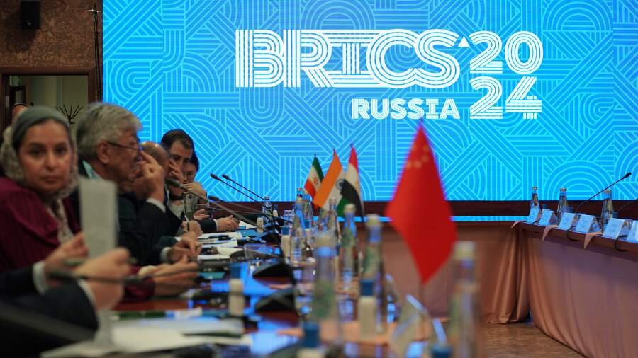 «Известия» получили полный список стран, которые хотят присоединиться к БРИКС — в статусе полноправного члена или государства-партнера.