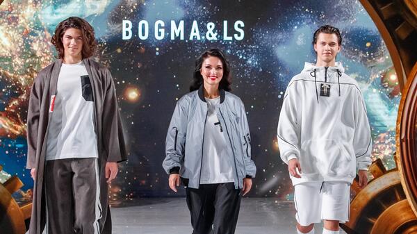 Юлия Такшина впервые вышла на подиум вместе со взрослым сыном - похожая новость на Toplenta