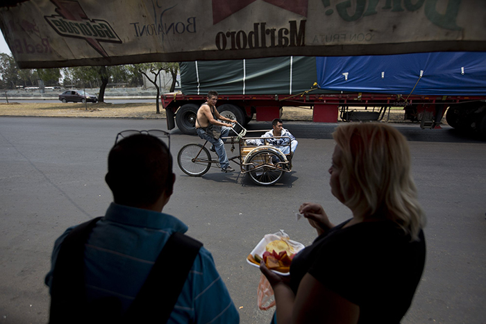 Зачем жители Мехико носят с собой муляжи мобильных телефонов Зачем жители Мехико носят с собой муляжи мобильных телефонов заграница,страны,туризм