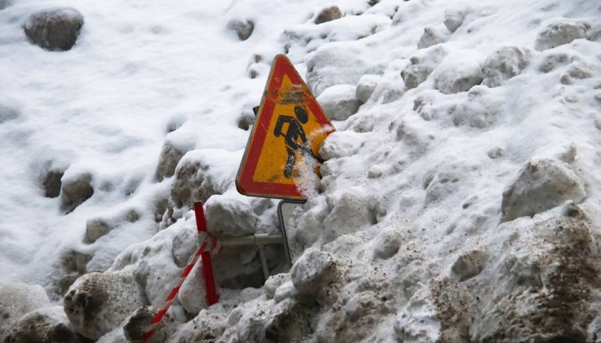 «Новогодний субботник»: петербуржцы вынуждены самостоятельно расчищать дворы от снега