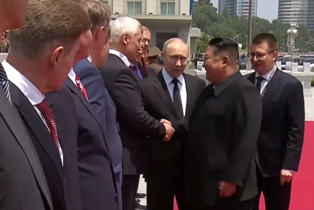 Особое внимание на торжественной церемонии лидер КНДР уделил Андрею Белоусову