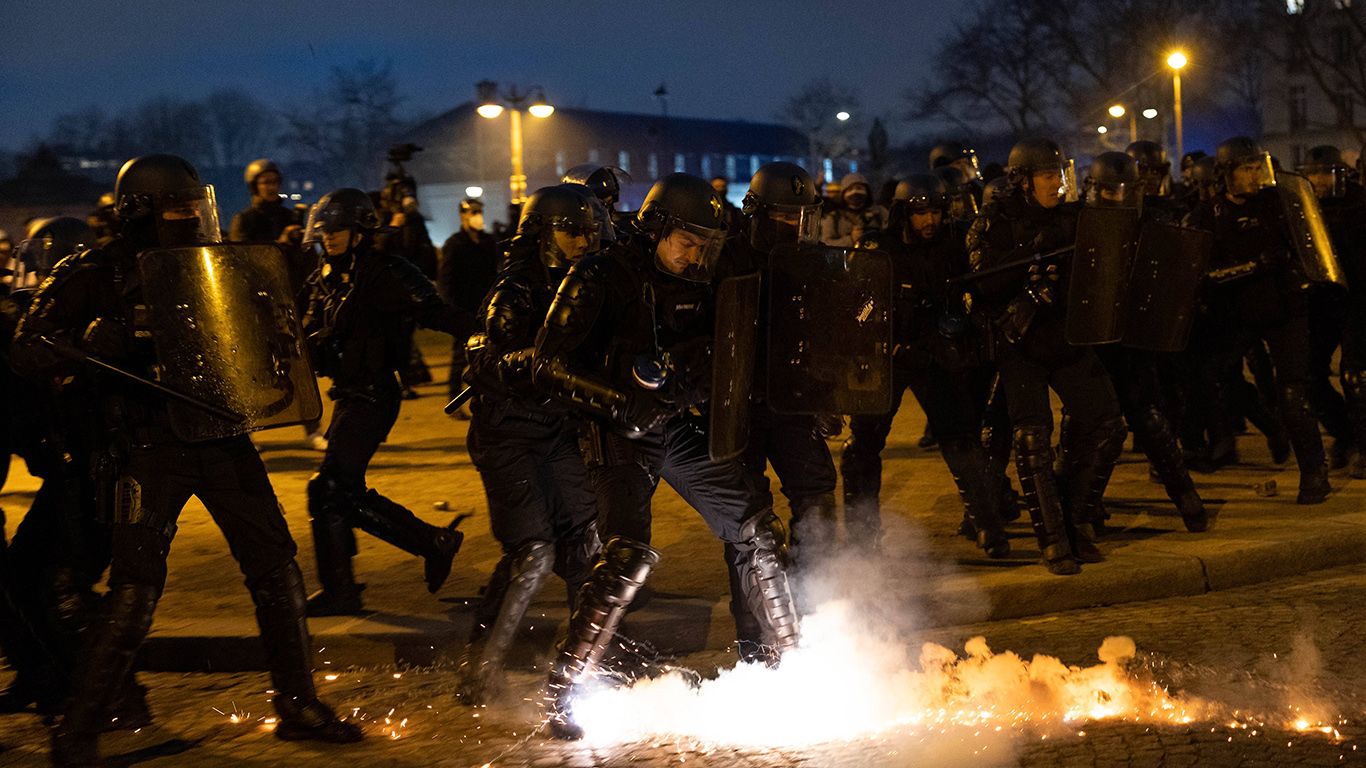 Стычки протестующих с полицией начались в Париже