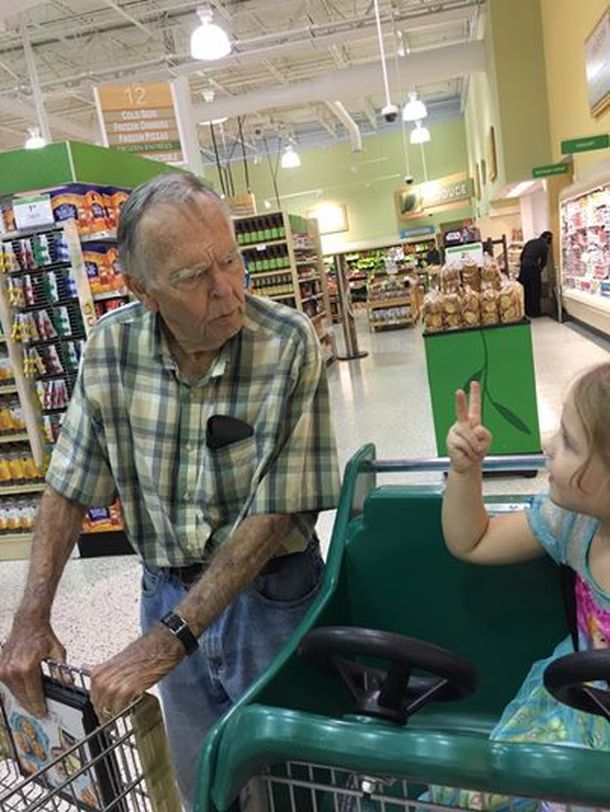 Мама была в шоке, когда фотографировала дочку с пожилым мужчиной в супермаркете. Только посмотрите на них!