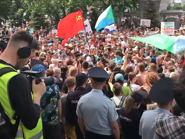 митинг в Хабаровске, 25 июля, советский флаг, серп и молот(2020)|Фото: youtube.com/channel/UCUgC8XLVuSr8wDyUoeb5mwA