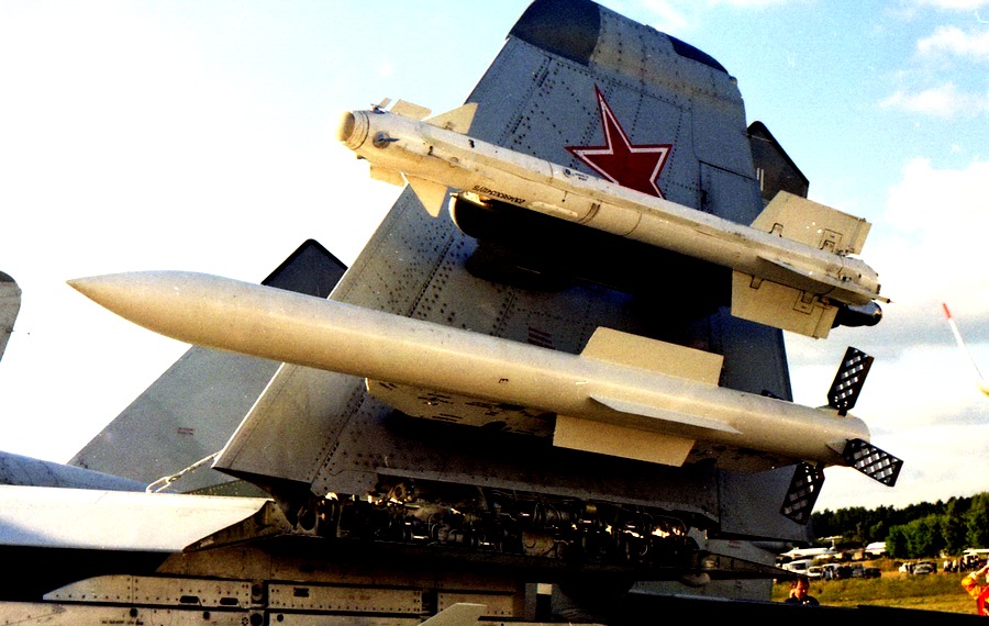Истребитель Су-57 впервые показали с новейшей ракетой К-77 Истребитель Су-57 впервые показали с новейшей ракетой К-77