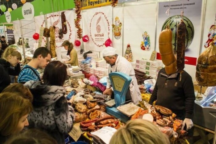 Чтобы продавать колбасу, нужно стать колбасой. \ Фото: demotywatory.pl.
