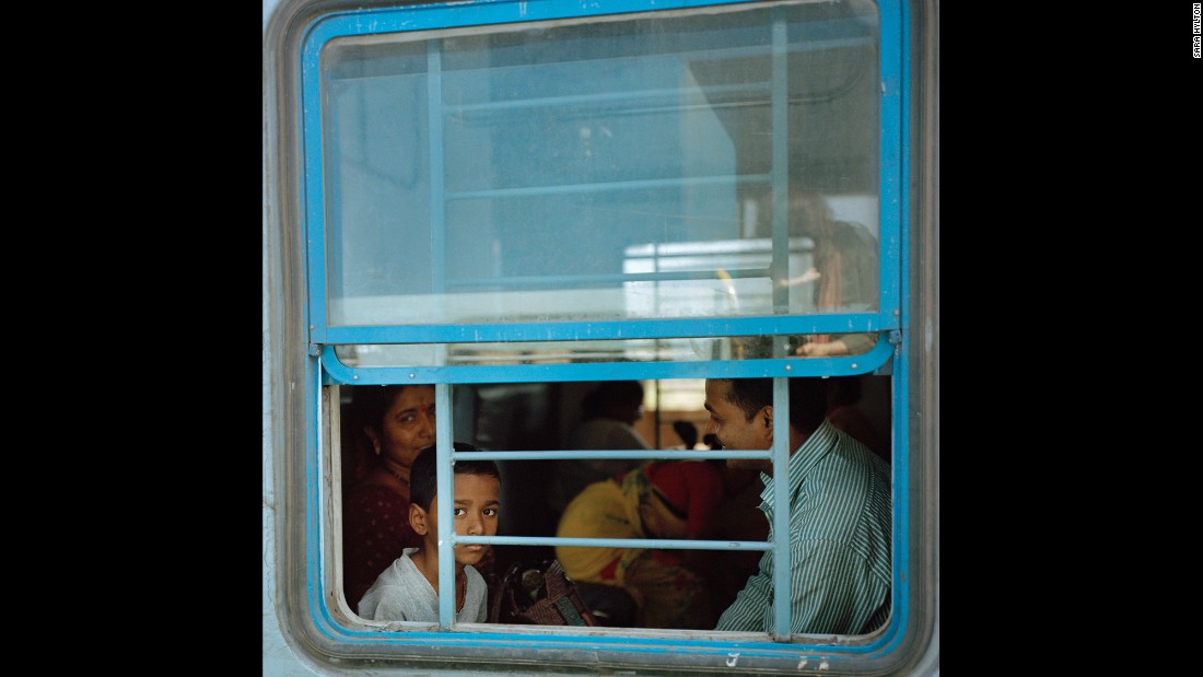 Дорога жизни индийский. Медведь смотрит в окно поезда. Индийская электричка Мем.