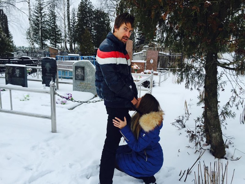 Любит современная молодежь провокации. Надеемся, что это все постановка кладбище, прикол, смерть, юмор