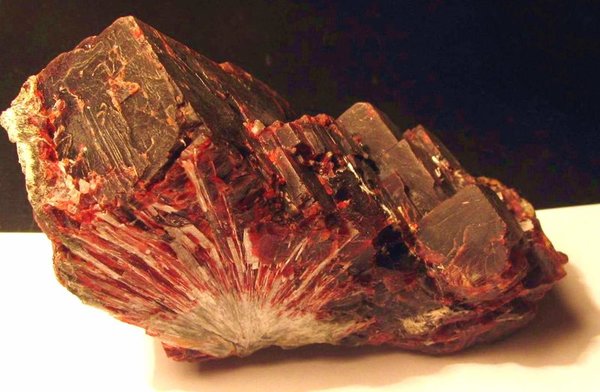 Пейнит - минерал из класса боратов CaZrBAl9O18.