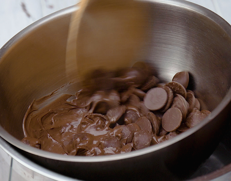 Точки шоколад. Растопленный шоколад. Шоколад для растапливания. Шоколад для растопки. Бельгийский шоколад для растапливания.