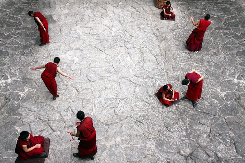 Монахи за ежедневным обсуждением религиозных вопросов в храме Джоканг. Лхаса, Тибет красота, путешествия, фото