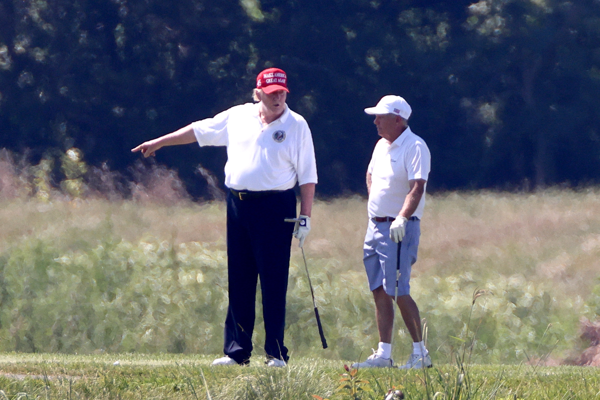 Трамп сорвался на лунку и мячик для гольфа