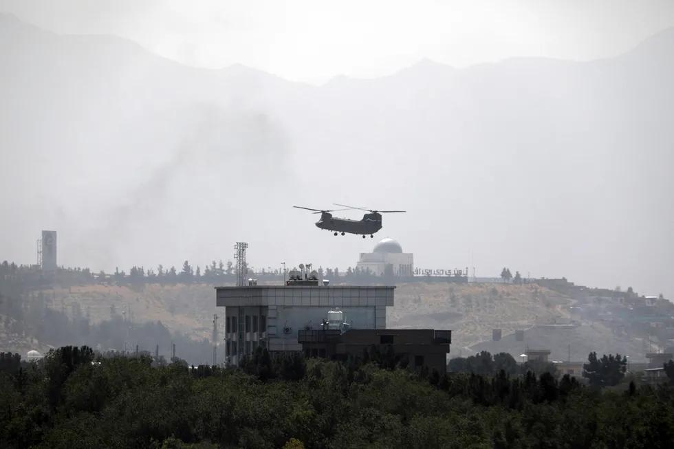 15 августа 2021 года, вертолет CH-46 над американским посольством в Кабуле, Афганистан. Здание посольства тут много меньше,чем было в Сайгоне: массивный вертолет садился не на его крышу, а рядом. Но в остальном между этими событиями довольно много общего. И мы имеем в виду вовсе не тип вертолета, а повторяющиеся проблемы США в удержании у власти нужных им правительств в третьем мире  / ©Rahmat Gul / AP Photo / Scanpix / LETA