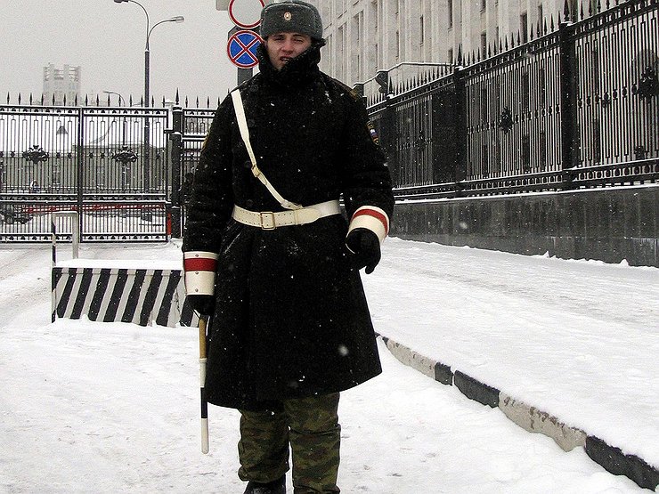 Военным разрешат останавливать машины и заниматься поборами на дороге