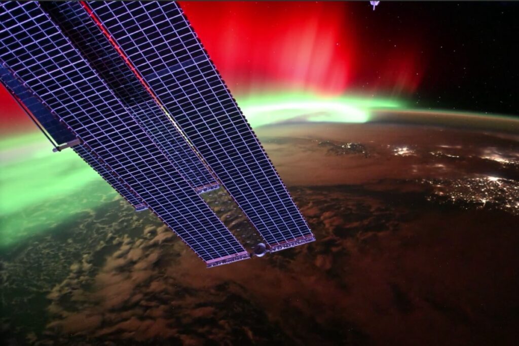 Космонавт показал проход МКС через красное северное сияние