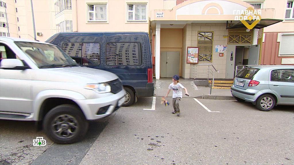 Опасность у подъезда: как ребенку не попасть под колеса в заставленном машинами дворе