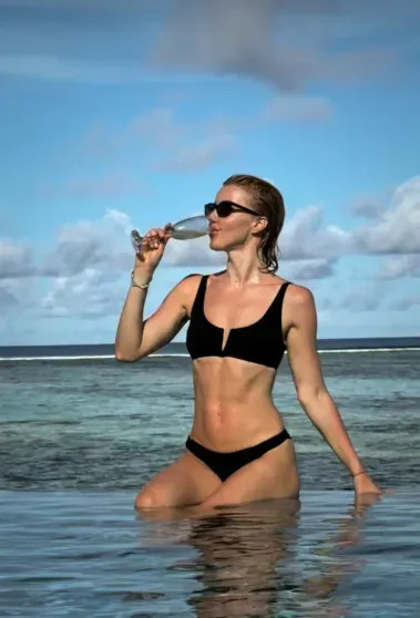 Париж, Стамбул, Афины: куда Виктория Лопырёва, Дарья Клюкина, Юлианна Караулова и другие звёзды улетели из холодной Москвы ИваковаМария, Караулова, которая, вместе, ДергилёваВалерия, КлюкинаДарья, женой, ЛопырёваВиктория, отдыхает, Париже, Ивакова, отправилась, Мария, также, сыном, Александра, несколько, Куртова, мужем, Лопырёва