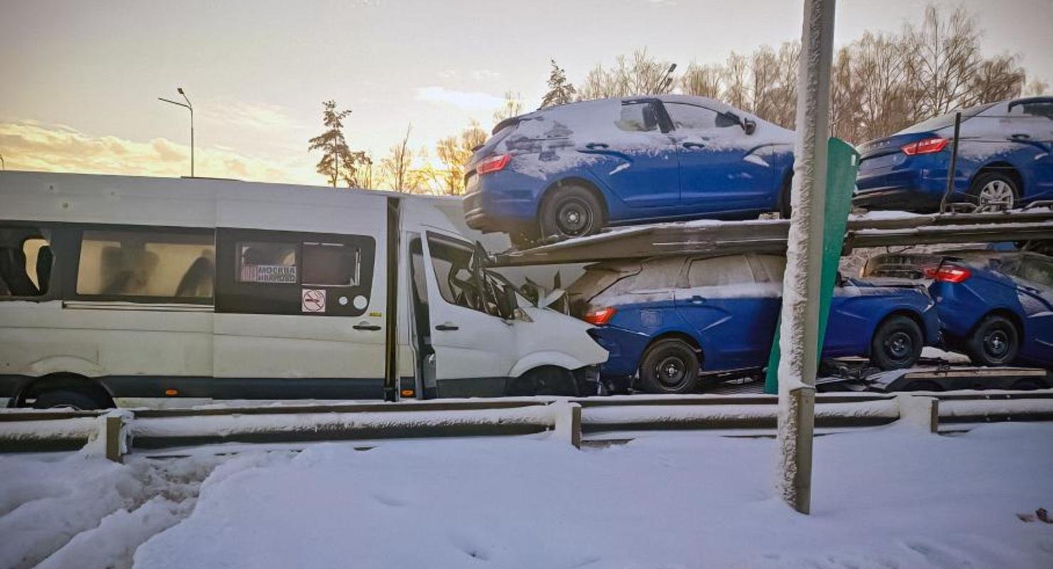 Партия новых Lada Vesta пострадала во время транспортировки
