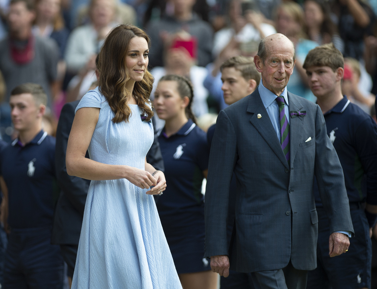 Стало известно, кто будет сопровождать королеву Елизавету II на параде Trooping the Colour Монархи,Британские монархи