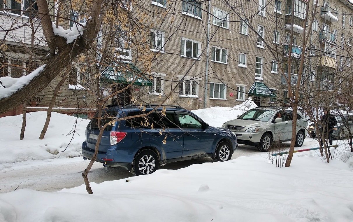 Не поделили дорогу: водители в Новосибирске простояли 6 часов, не уступая друг другу курилка,невероятное на дорогах,парковка у дома