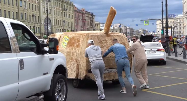 Результат пошуку зображень за запитом "Плюшевый автомобиль-собаку заметили на дорогах в Петербурге"
