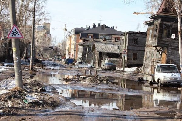 Пока один покупает виллу за наши налоги, большинство семей находятся за чертной бедности! Где справедливость?