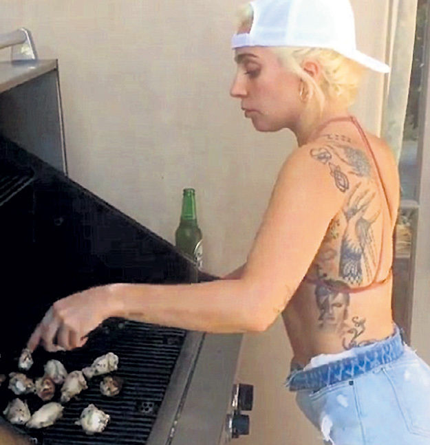 Lady Gaga сама готовит нехитрые блюда на гриле