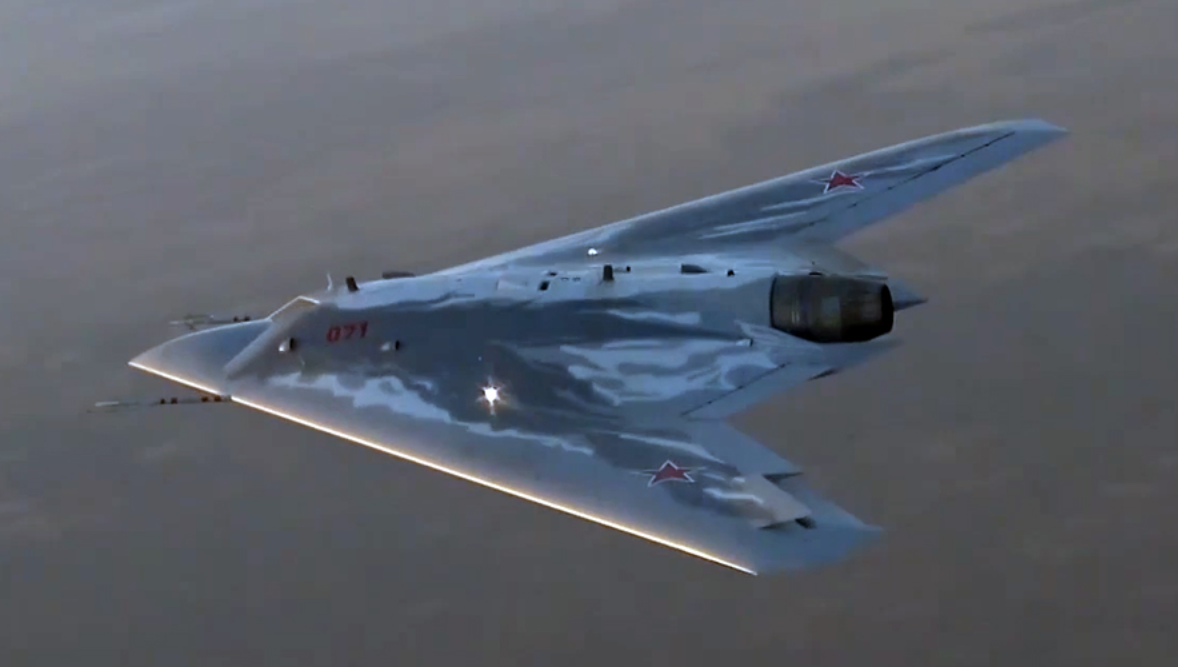 Верный спутник Су-57, тяжелый беспилотный аппарат "Охотник". Ему предстоит оказываться на самых опасных участках. Кадры канала "Россия-1"