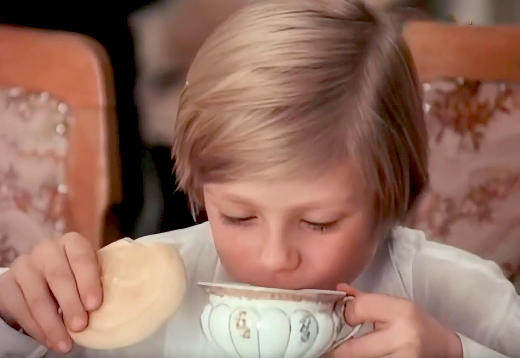 Ваши дети не оценят: 6 правил дворянского воспитания, которые сейчас вводят в ступор чтобы, семьи, нужно, детей, ребенок, воспитание, только, время, родители, могли, часто, статус, более, уровень, коленями, горох, ставили, делая, несколько, Поэтому