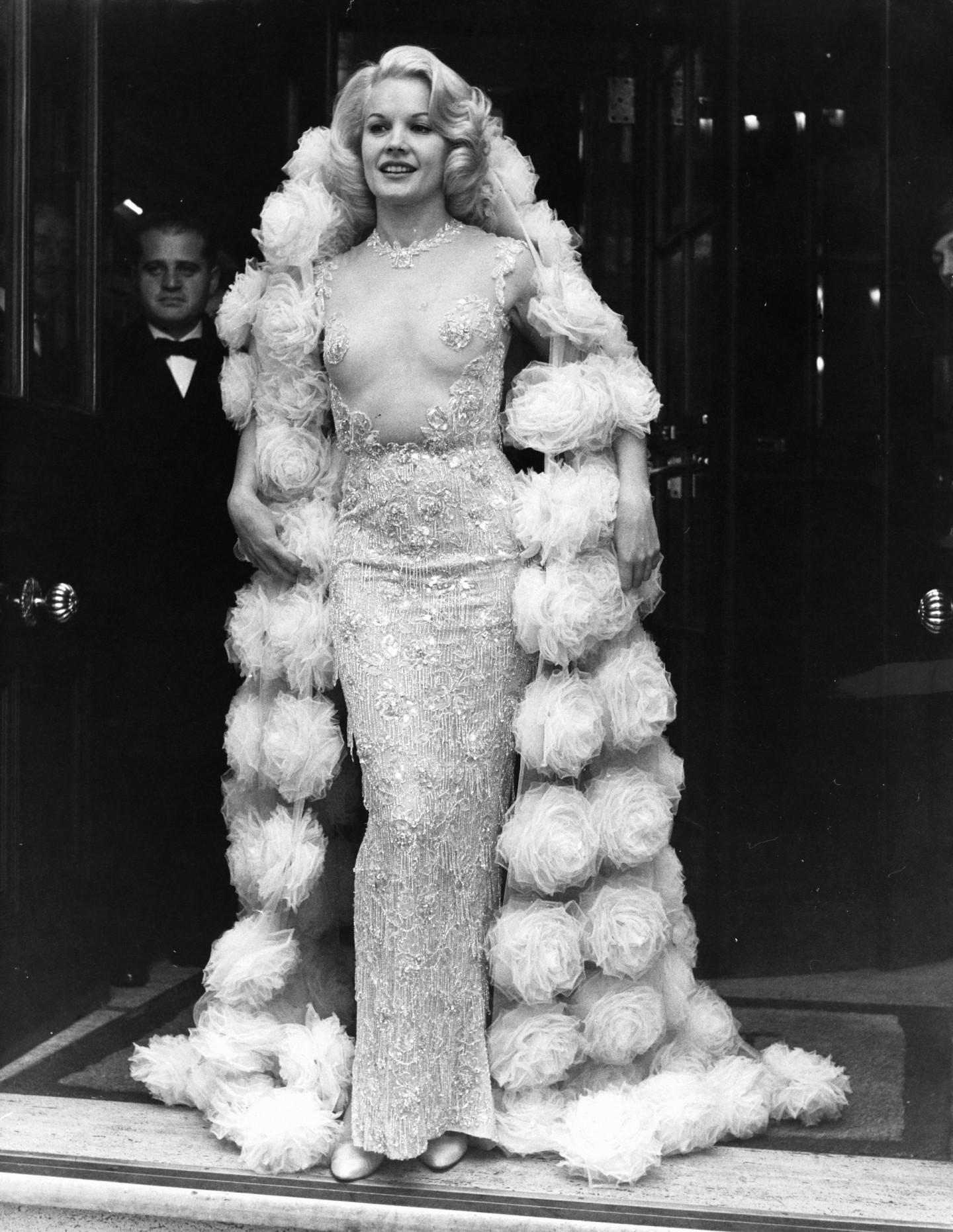 Кэролл Бейкер в платье Balmain на премьере фильма «Воротилы» в Лондоне, 1964