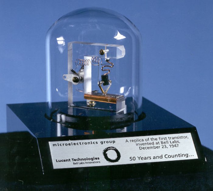 Копия первого кремниевого транзистора, 1997 год. /Фото: postnauka.ru