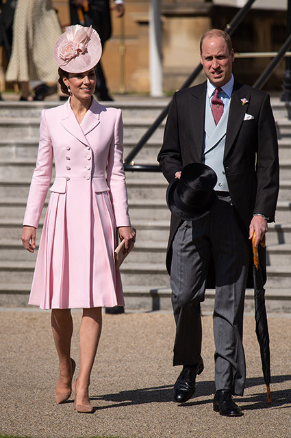 Кейт Миддлтон и принц Уильям на вечеринке в саду Букингемского дворца Монархии
