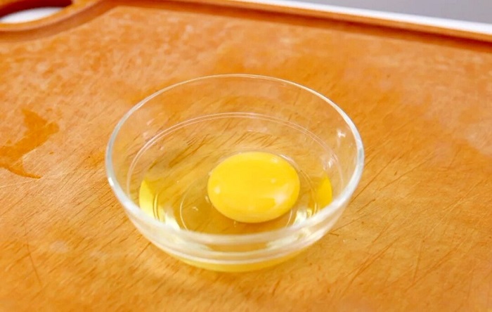 Яйца можно замораживать только предварительно разбив. / Фото: Zen.yandex.com