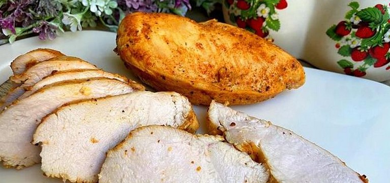 Всего ДВА основных ингредиенты и специи. Получается ВКУСНЕЙШАЯ и сочная курочка