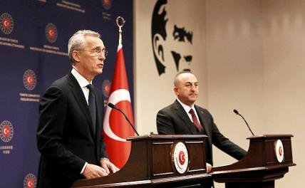 На фото: генеральный секретарь НАТО Йенс Столтенберг и министр иностранных дел Турции Мевлют Чавушоглу (слева направо)