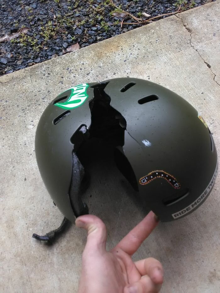Берегите голову: пострадавшие в авариях поделились фотографиями шлемов, спасших им жизнь авто и мото,автоновости