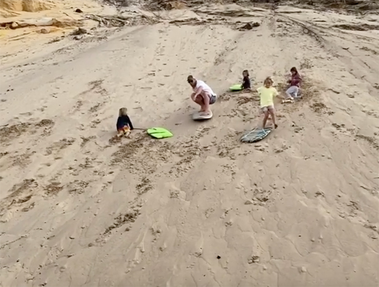 "Серфинг" на песке и дом на колесах: Крис и Лиам Хемсворты провели выходные в путешествии по родной Австралии Стиль жизни,Путешествия