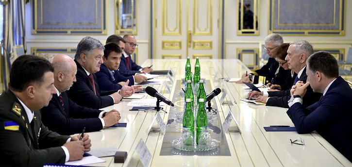 Министр обороны США пообещал Порошенко помочь забрать Крым у России